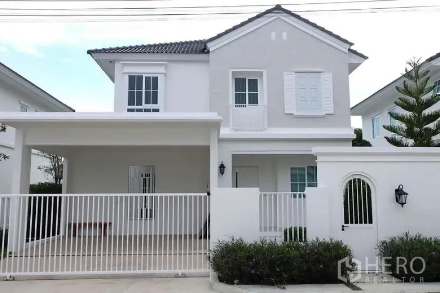 Detached House for rent in Bang Phli, Samut Prakan - Front elevation of detached home with gated driveway and covered parking.