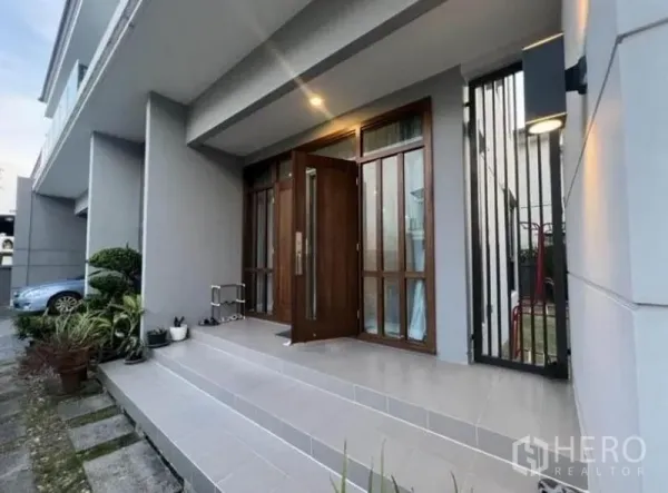 Detached House for rent - Modern front porch with wide steps and a solid wooden door of a detached house in Bang Kruai, Nonthaburi.