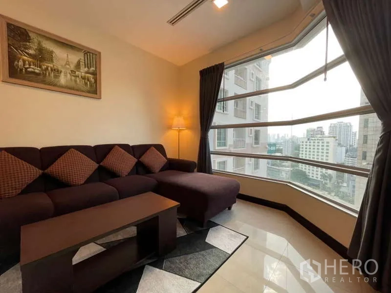 Apartment for rent in Khlong Toei, Bangkok - Corner living space with panoramic bay windows overlooking the skyline.