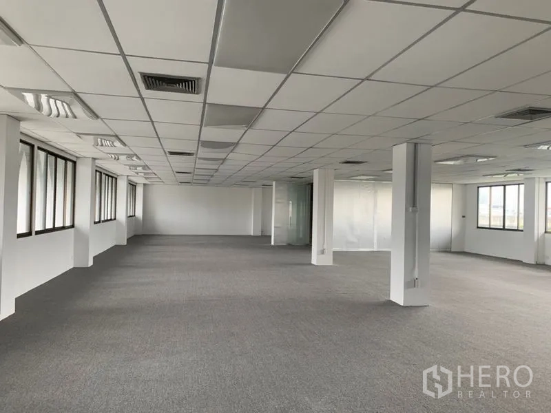 办公空间 出租在Ratchathewi, Bangkok - 开放工作区通向玻璃会议室，吊顶含空调出风口，四周设窗。