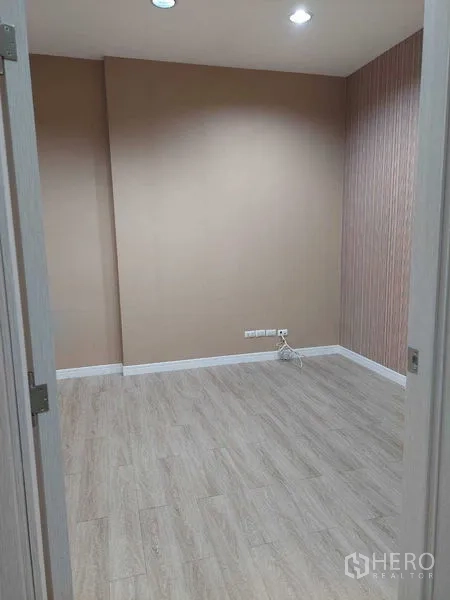 Retail Space for rent in Sathon, Bangkok - Private room with beige walls and spotlights, suitable for consultation or service area.