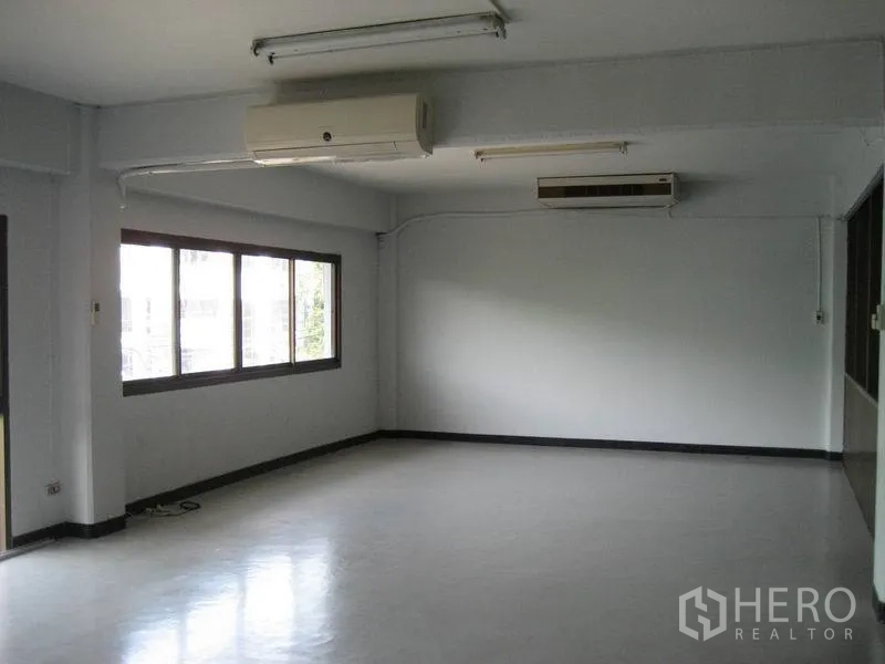 工厂 出租在Bang Sao Thong, Samut Prakan - 明亮办公室，大窗、亮面地板与日光灯。