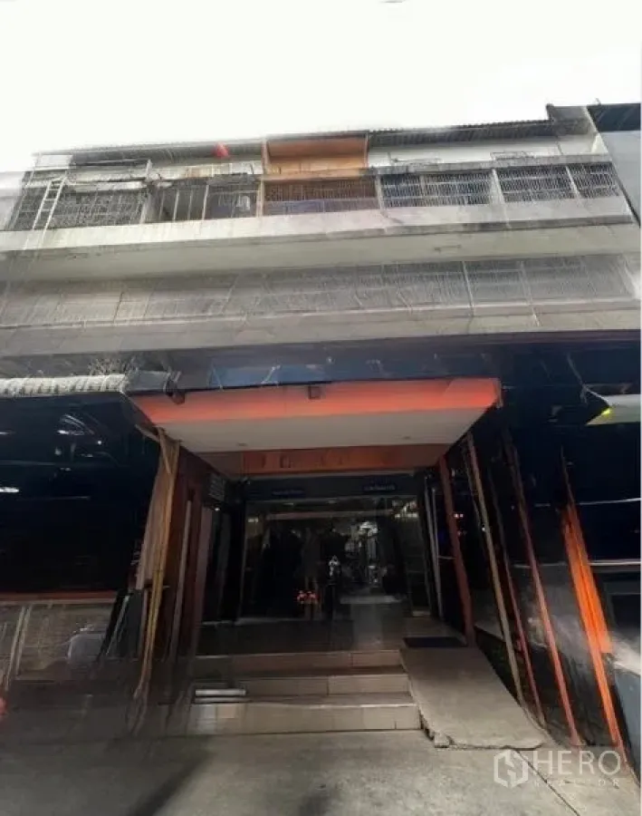 อาคารพาณิชย์ ให้เช่าหรือขายในWatthana, Bangkok - ด้านหน้าอาคารพาณิชย์เห็นทางเข้ายุบเข้าและราวเหล็กชั้นบน.