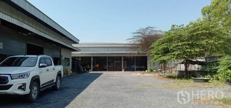 货栈 出租在Khlong Sam Wa, Bangkok - 仓库棚之间的大面积院场，卡车可轻松掉头，设有遮雨装卸位。