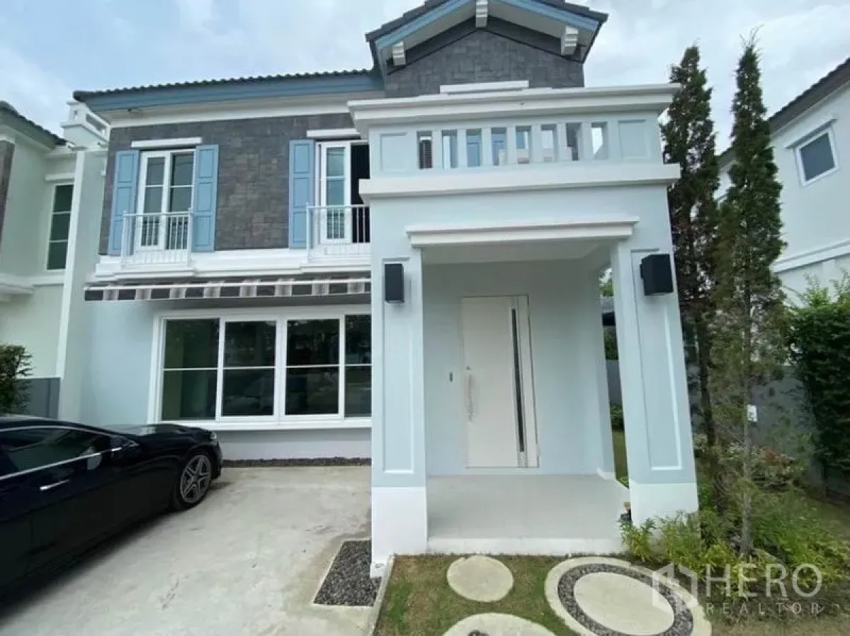 Townhouse for rent in Prawet, Bangkok - Two-storey townhouse facade with carport, balcony and front garden in Prawet Bangkok.