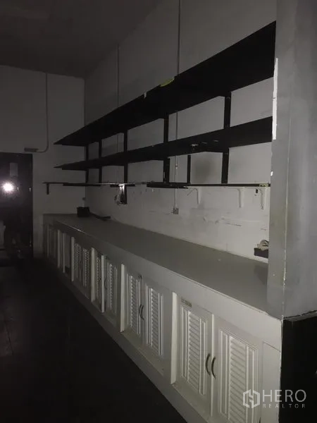 Retail Space for rent in Khlong Toei, Bangkok - Long built-in counter with upper shelving ideal for service prep or storage.