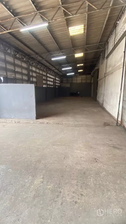 Factory for rent in Bang Sao Thong, Samut Prakan - Long ancillary bay with steel roof, ample lighting, and partitioned work zones.