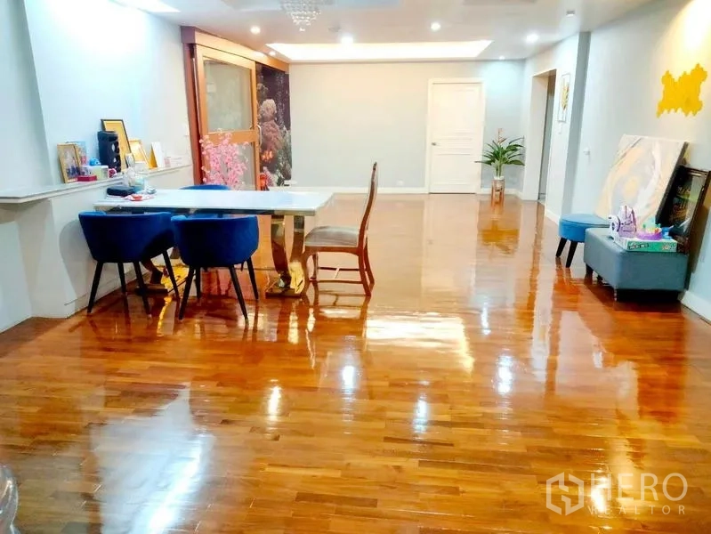 Condominium for rent in Khlong Toei, Bangkok - Large dining area and corridor with polished wood flooring and recessed lighting.