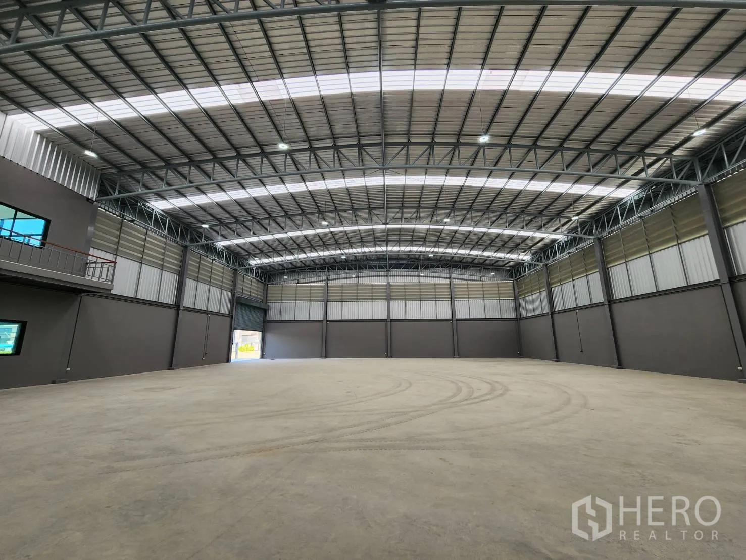 工厂 for rent or sale in Bang Sao Thong, Samut Prakan - 厂房内部空间开阔，钢桁架高顶，采光带与抛光混凝土地面。