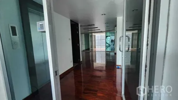 Shophouse for rent in Khlong Toei, Bangkok - Bright shophouse floor with glass doors and polished wood flooring, ready for retail or office use.