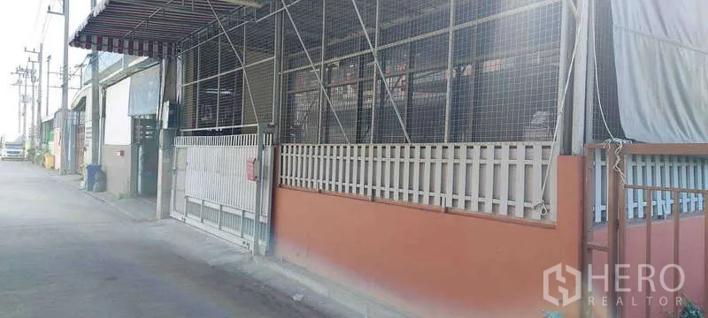 Warehouse for rent or sale in Mueang Samut Sakhon, Samut Sakhon - Warehouse frontage with gated entrance and street access.