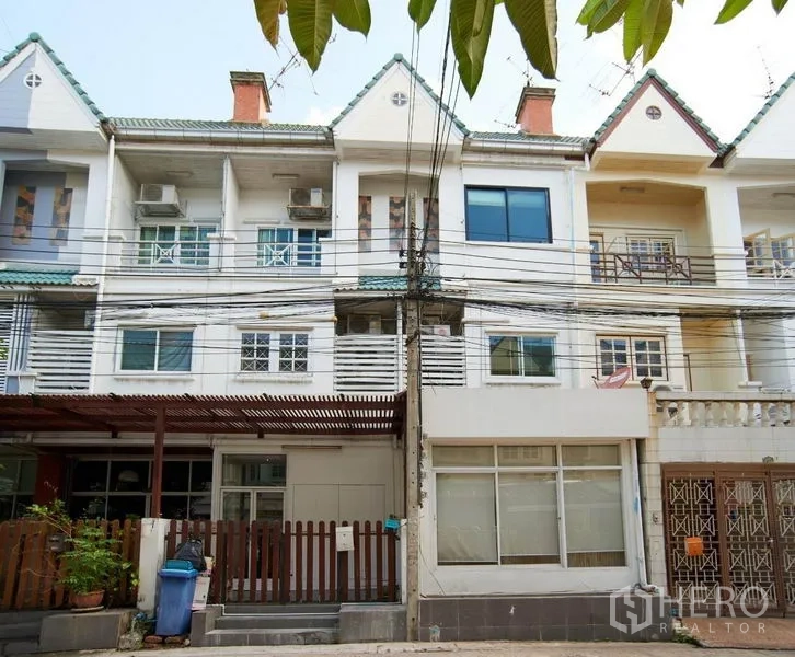 Home Office for rent in Wang Thonglang, Bangkok - Three-storey townhouse-style home office facade with balconies and green tiled roof in Wang Thonglang, Bangkok.