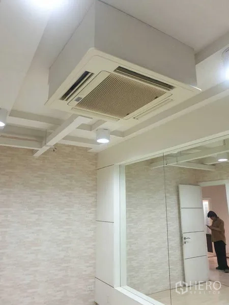 办公空间 出租 - 吊顶盒式空调与镜面墙的现代办公内饰。