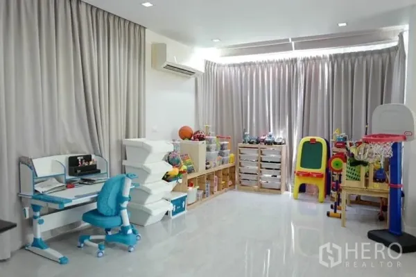 บ้าน ขายในPak Kret, Nonthaburi - ห้องอเนกประสงค์กว้าง จัดเป็นห้องเล่นเด็กพร้อมชั้นเก็บของและแอร์