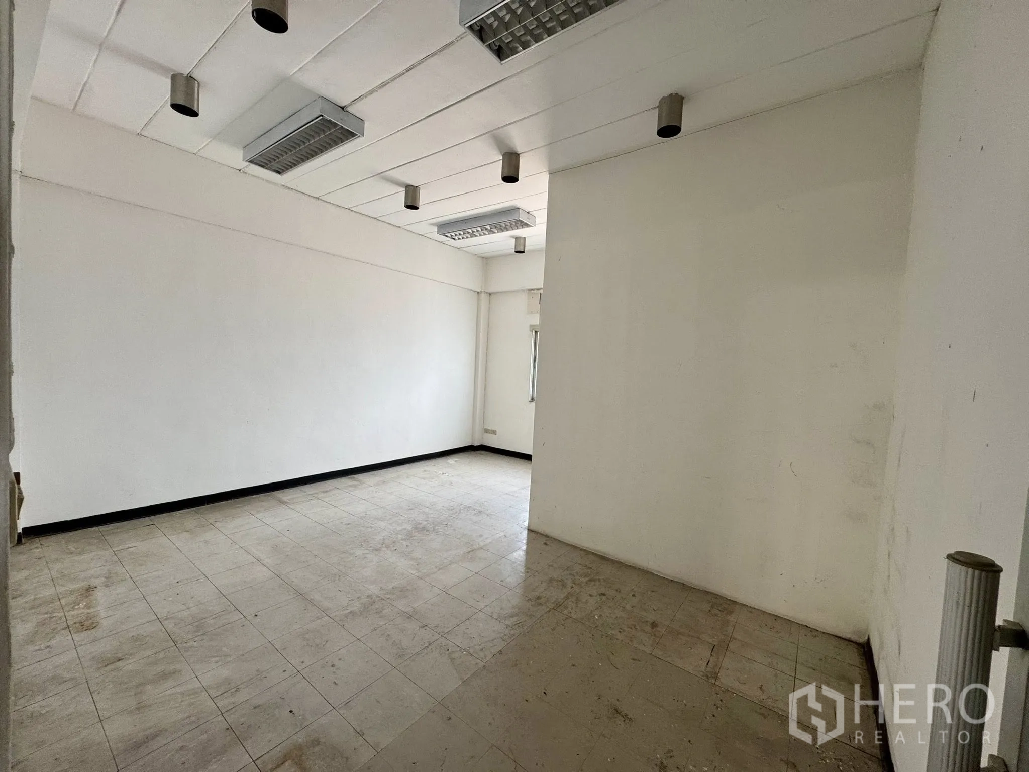 Warehouse for rent in Mueang Samut Sakhon, Samut Sakhon - Compact office with white walls and exposed light fixtures.