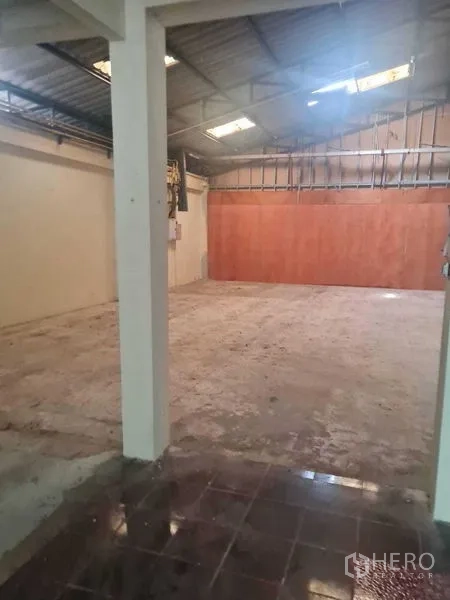 Warehouse for rent in Bang Yai, Nonthaburi - Warehouse zone with columns, high roof and a plywood partition wall.