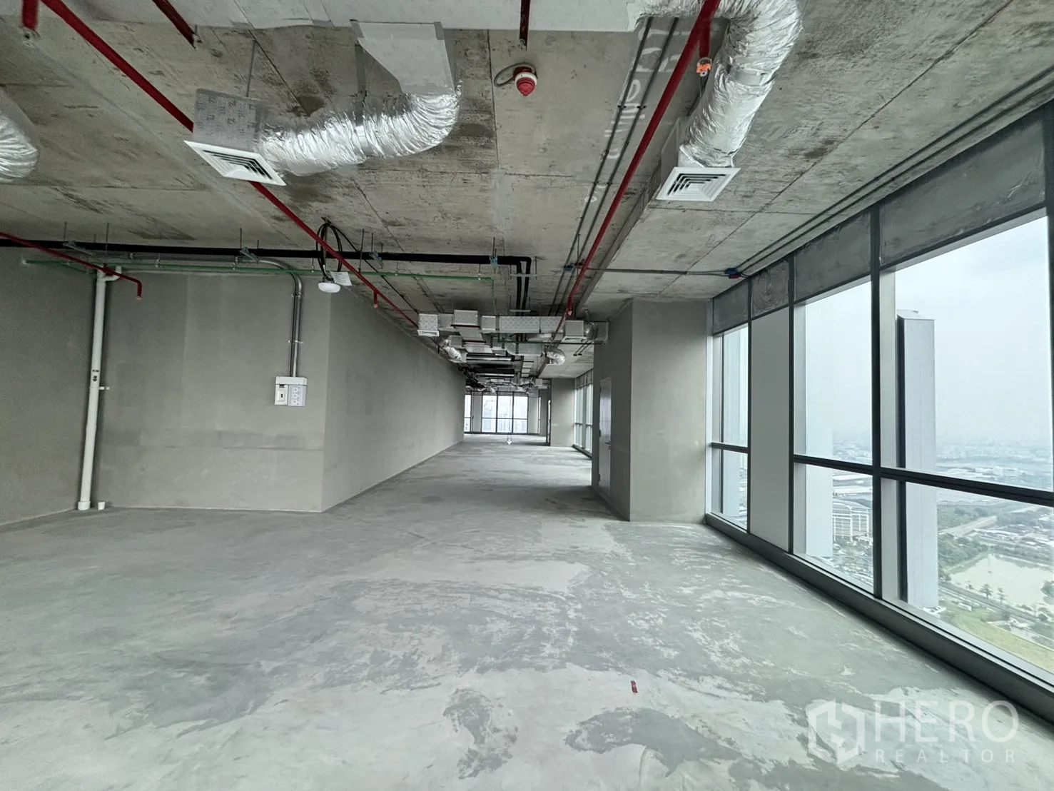 办公空间 出租在Huai Khwang, Bangkok - 深进式开放办公空间，外露机电与环绕玻璃窗。