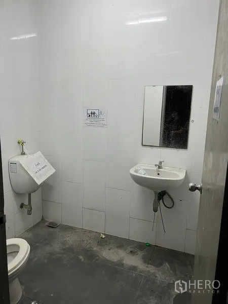 零售空间 出租在Watthana, Bangkok - 简洁瓷砖卫生间，含坐便、尿斗与洗手盆