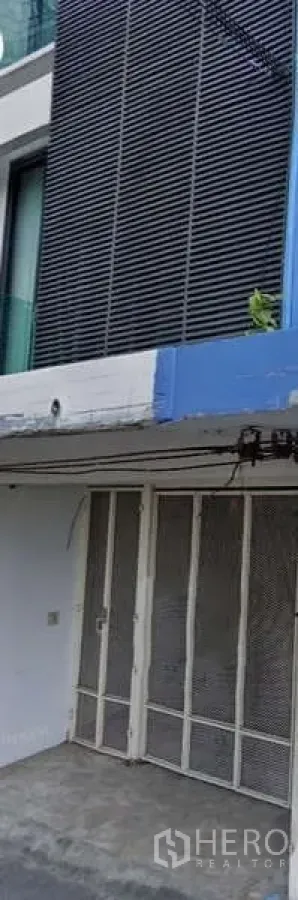 店屋 出租在Watthana, Bangkok - 临街商铺外立面，金属栅格门、雨棚与百叶立面，位于素坤逸路Ekkamai一带。