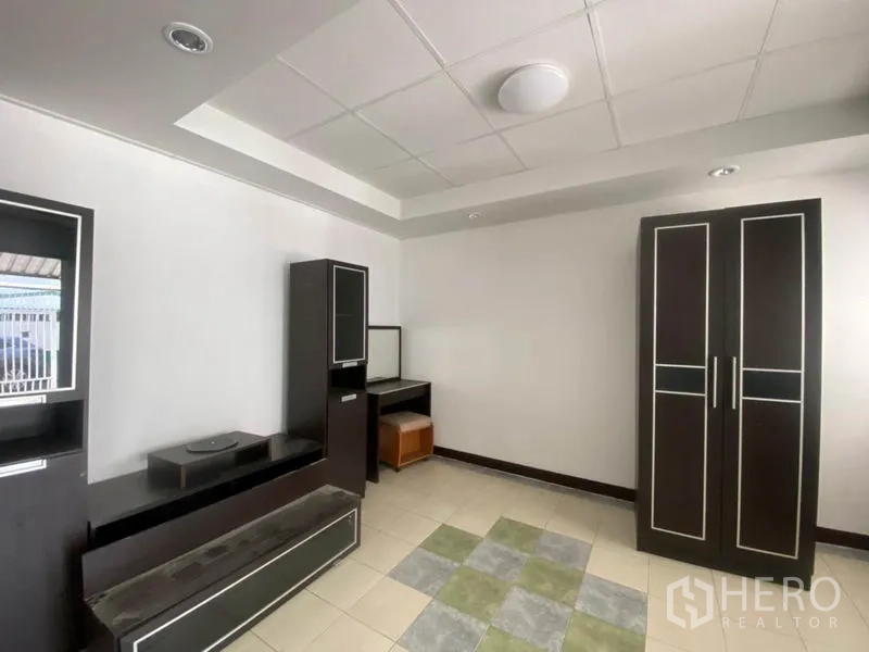 Townhouse for rent in Watthana, Bangkok - Multi-purpose room with tiled floor and freestanding storage furniture.