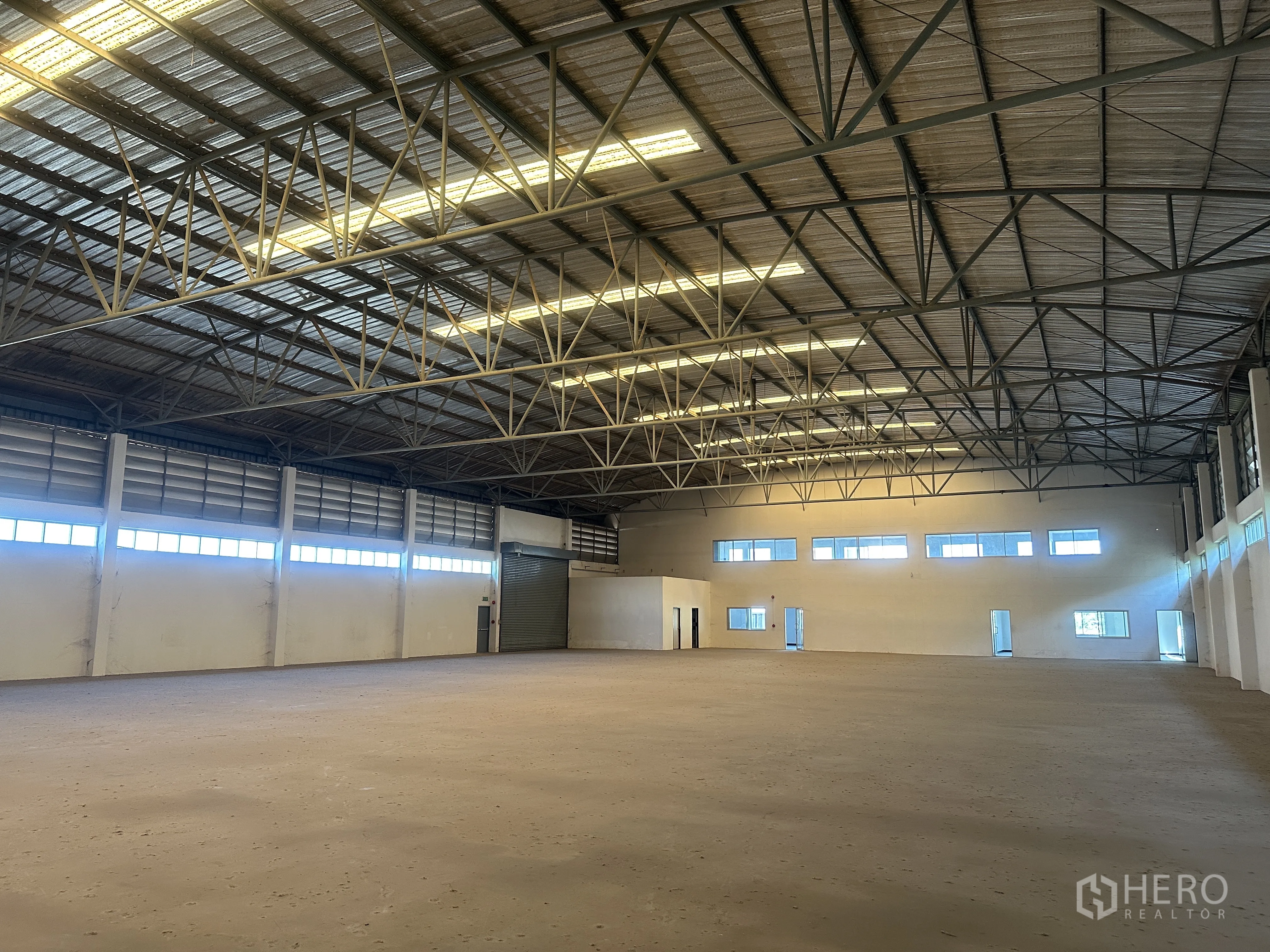 Factory for rent in Bang Pa-in, Phra Nakhon Si Ayutthaya - Open factory floor with steel roof trusses, clerestory windows, and ample lighting.
