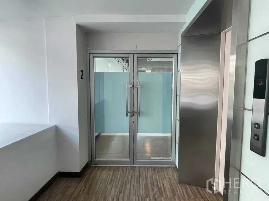 办公空间 出租在Ratchathewi, Bangkok - 电梯大堂，不锈钢电梯与通往办公室的玻璃双开门。