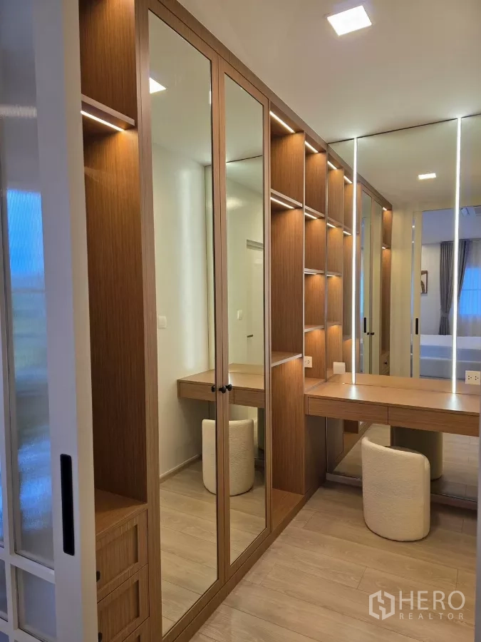 Detached House for rent in Bang Phli, Samut Prakan - Walk-in closet with mirrored wardrobes, open shelving and a vanity.