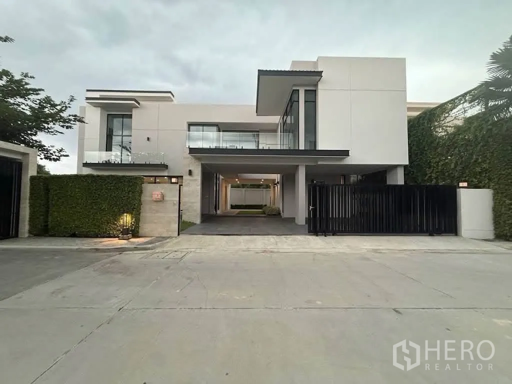 独栋房屋 for rent in Bang Khen, Bangkok - 临街现代外立面，带电动门与车棚入口。
