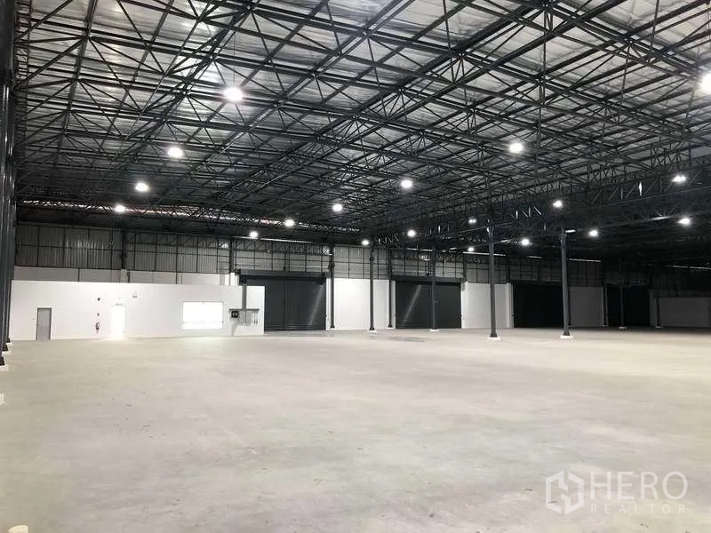 Factory for rent in Bang Sao Thong, Samut Prakan - Open production space with multiple roller doors and high ceilings.