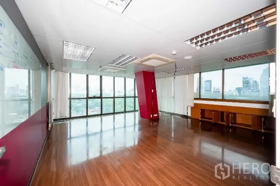 สำนักงาน ให้เช่าในPathum Wan, Bangkok - สำนักงานเปิดโล่ง พื้นไม้เข้ม กระจกเต็มผนังมุมมองสกายไลน์ และผนังกระจกไวท์บอร์ด