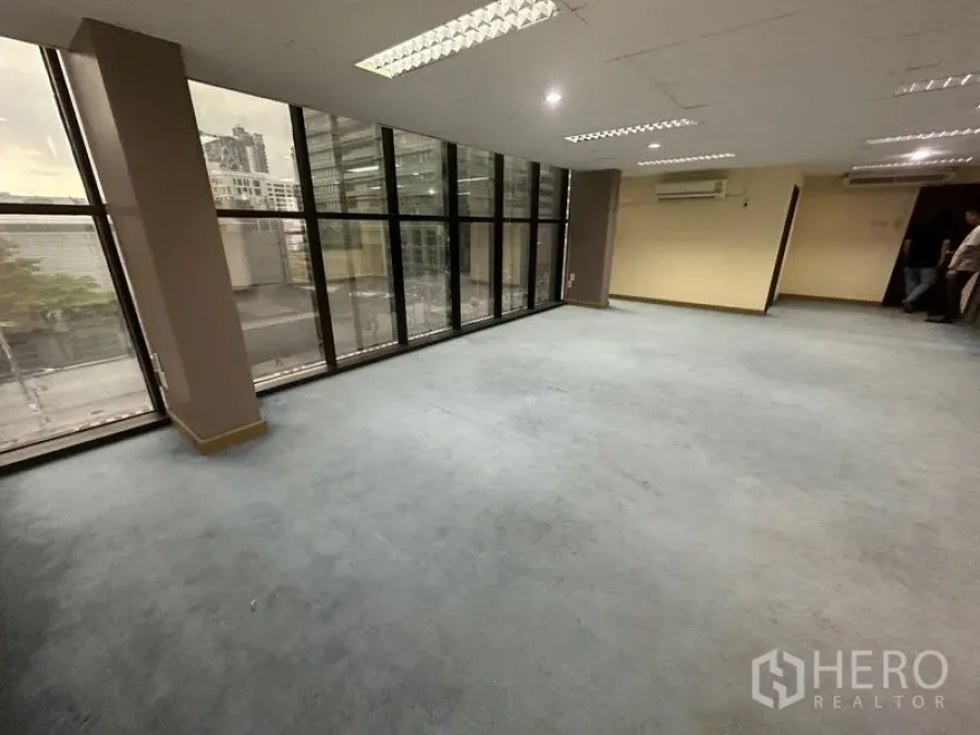 办公空间 出租在Bang Rak, Bangkok - 大型办公区，巨幅窗景与分体空调，可眺望城市。
