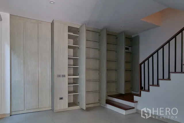 ทาวน์เฮาส์ ให้เช่าในWatthana, Bangkok - ตู้บิวท์อินบานเปิดจำนวนมากข้างบันไดชั้นล่าง