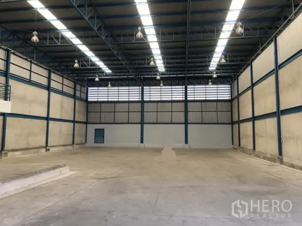 货栈 出租在Bang Phli, Samut Prakan - 仓库内部空间宽敞，钢结构高挑屋顶，天窗与混凝土地面。