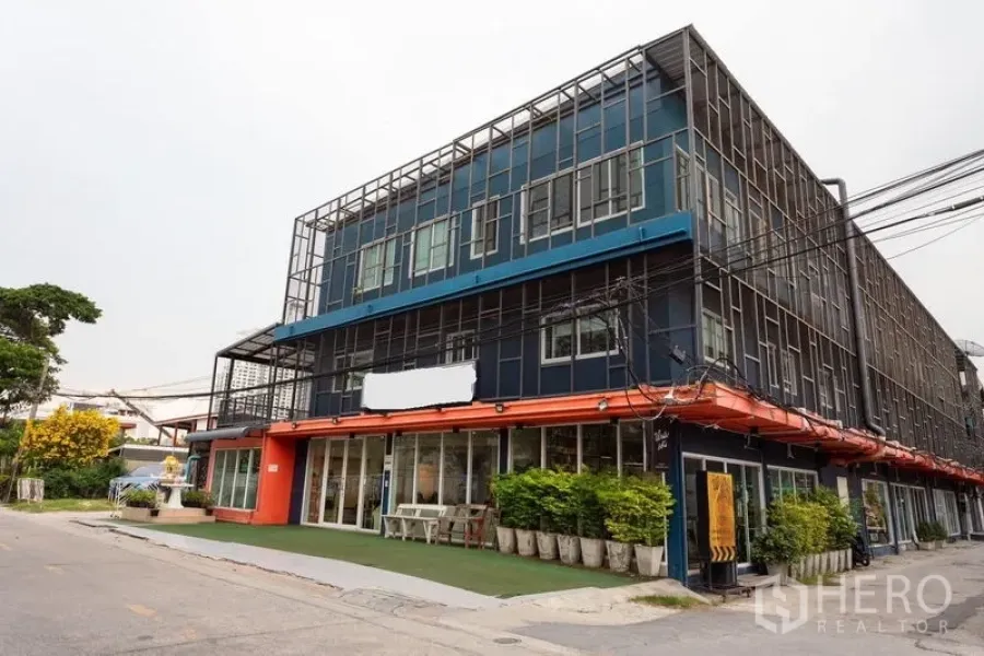 Featured image for For rent Shophouse 200 sqm in Phra Khanong, Khlong Toei, Bangkok BTS Ekkamai
