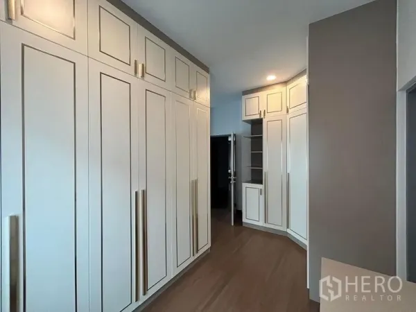Detached House for rent - Walk-in closet with full-height built-in wardrobes and wood floors.