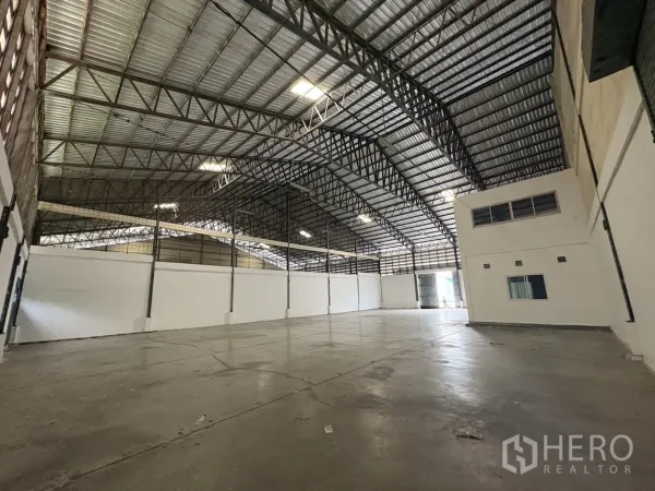 货栈 出租在Bang Phli, Samut Prakan - 无柱仓储区，波纹金属屋顶带采光板