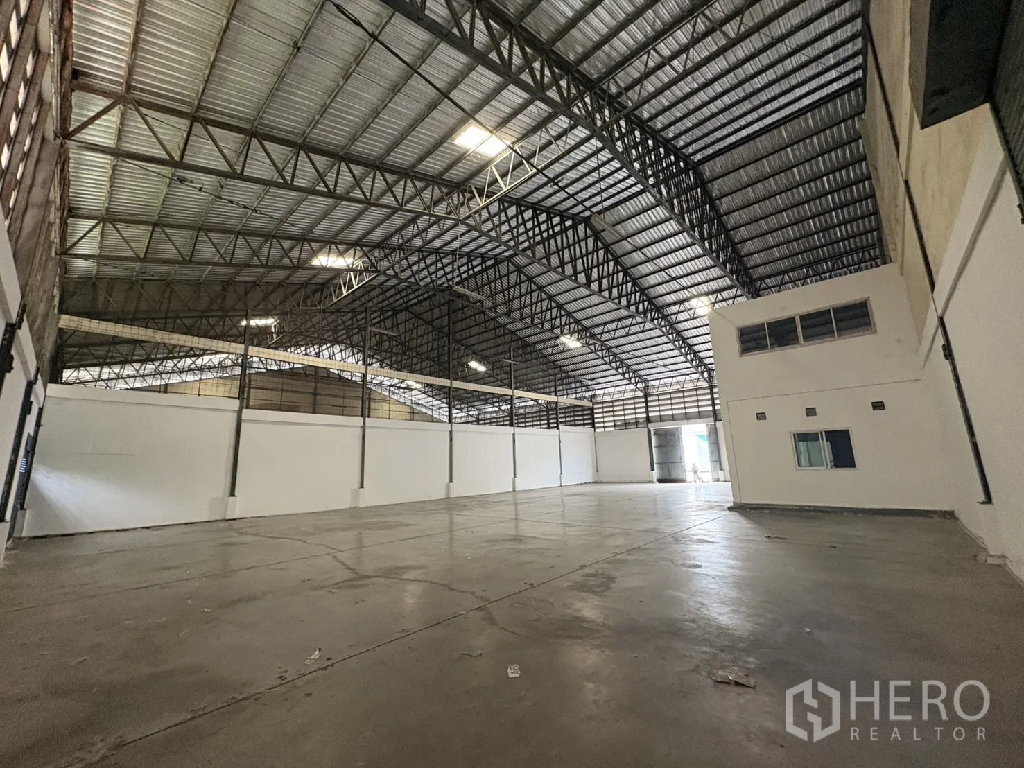 货栈 出租在Bang Phli, Samut Prakan - 无柱仓储区，波纹金属屋顶带采光板