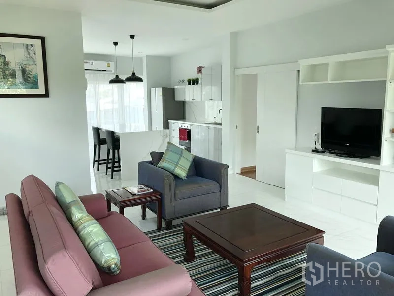 独立式住宅 出租或出售在Huai Khwang, Bangkok - 温馨客厅，沙发与电视柜，靠近厨房的大窗