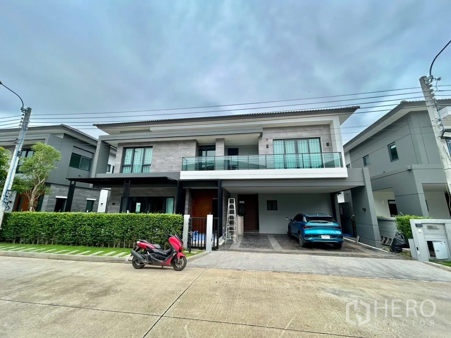 Detached House for rent in Bang Phli, Samut Prakan - Modern two-story house exterior with balcony and covered carport.