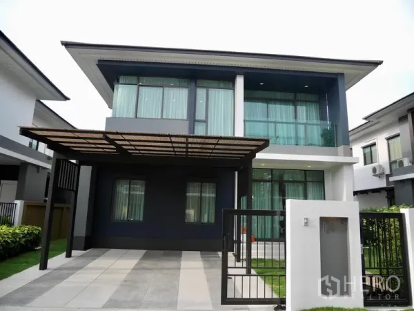 Detached House for rent in Bang Kapi, Bangkok - Modern two-storey detached house facade with balcony and covered carport in Setthasiri Krungthep Kreetha, Bang Kapi.