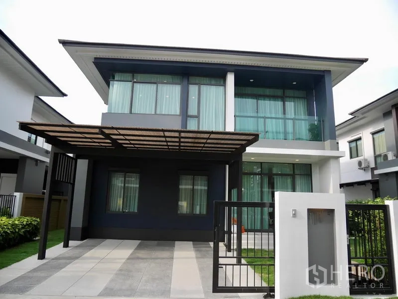 Detached House for rent in Bang Kapi, Bangkok - Modern two-storey detached house facade with balcony and covered carport in Setthasiri Krungthep Kreetha, Bang Kapi.