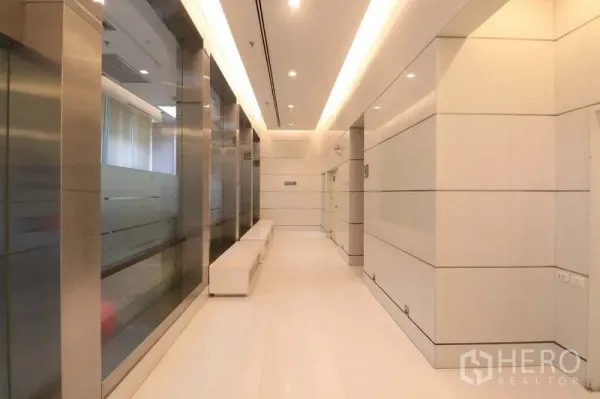 สำนักงาน ให้เช่าในBang Rak, Bangkok - โถงลิฟต์สมัยใหม่ ผนังกระจก กรอบสแตนเลส และม้านั่งบิลท์อิน