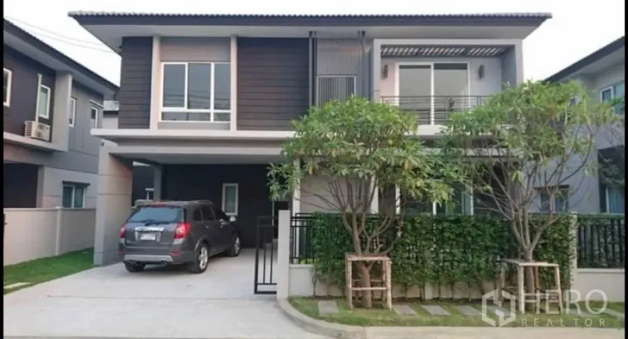 Detached House for sale in Bang Yai, Nonthaburi - Modern two-storey detached house with carport, balcony and front trees in Bang Yai