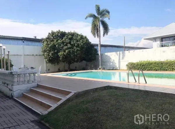 Detached House for sale in Mueang Samut Prakan, Samut Prakan - Private outdoor swimming pool with steps, sun terrace and a palm tree.