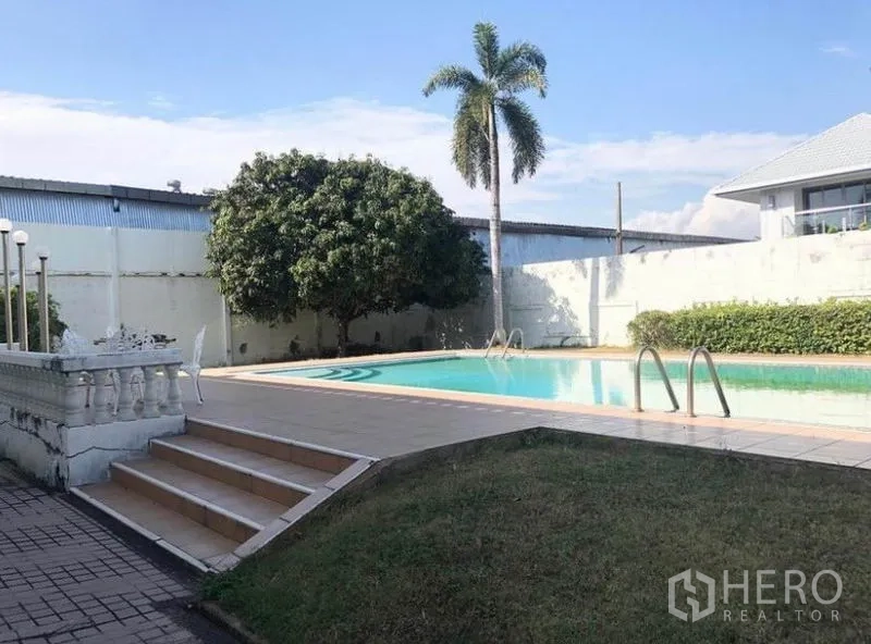 Detached House for sale in Mueang Samut Prakan, Samut Prakan - Private outdoor swimming pool with steps, sun terrace and a palm tree.