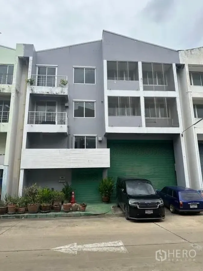 工厂 出租或出售在Khlong Luang, Pathum Thani - 工厂前立面，排屋式建筑并设有停车位。