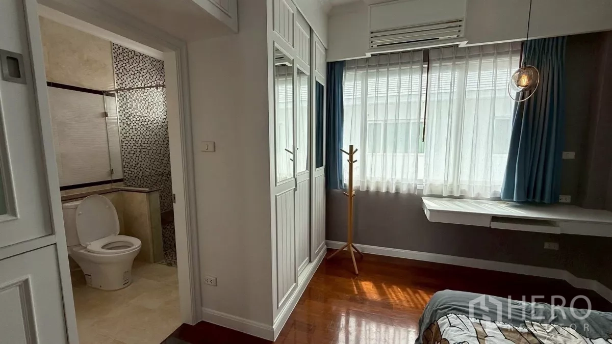 Detached House for rent or sale in Bang Phli, Samut Prakan - Bedroom with wardrobe, desk and ensuite bathroom view