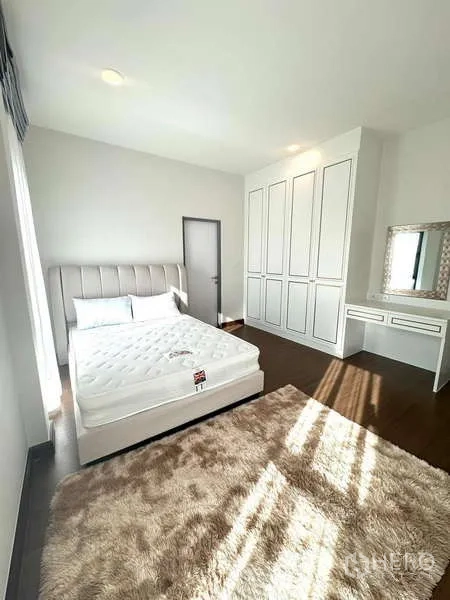 Detached House for rent in Bang Phli, Samut Prakan - Guest bedroom with built‑in wardrobes, dressing table and plush rug