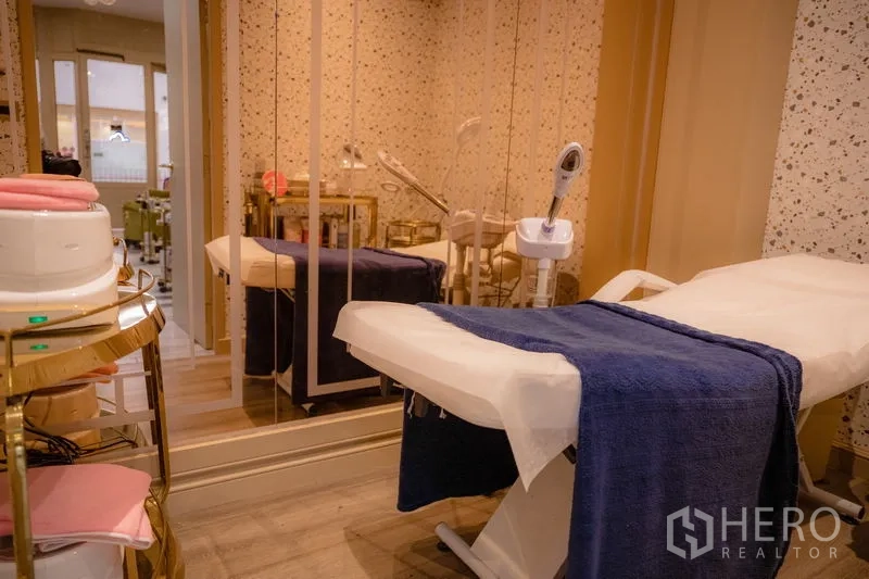 Retail Space for rent in Khlong Toei, Bangkok - Private treatment room with massage bed, mirrors and spa equipment.