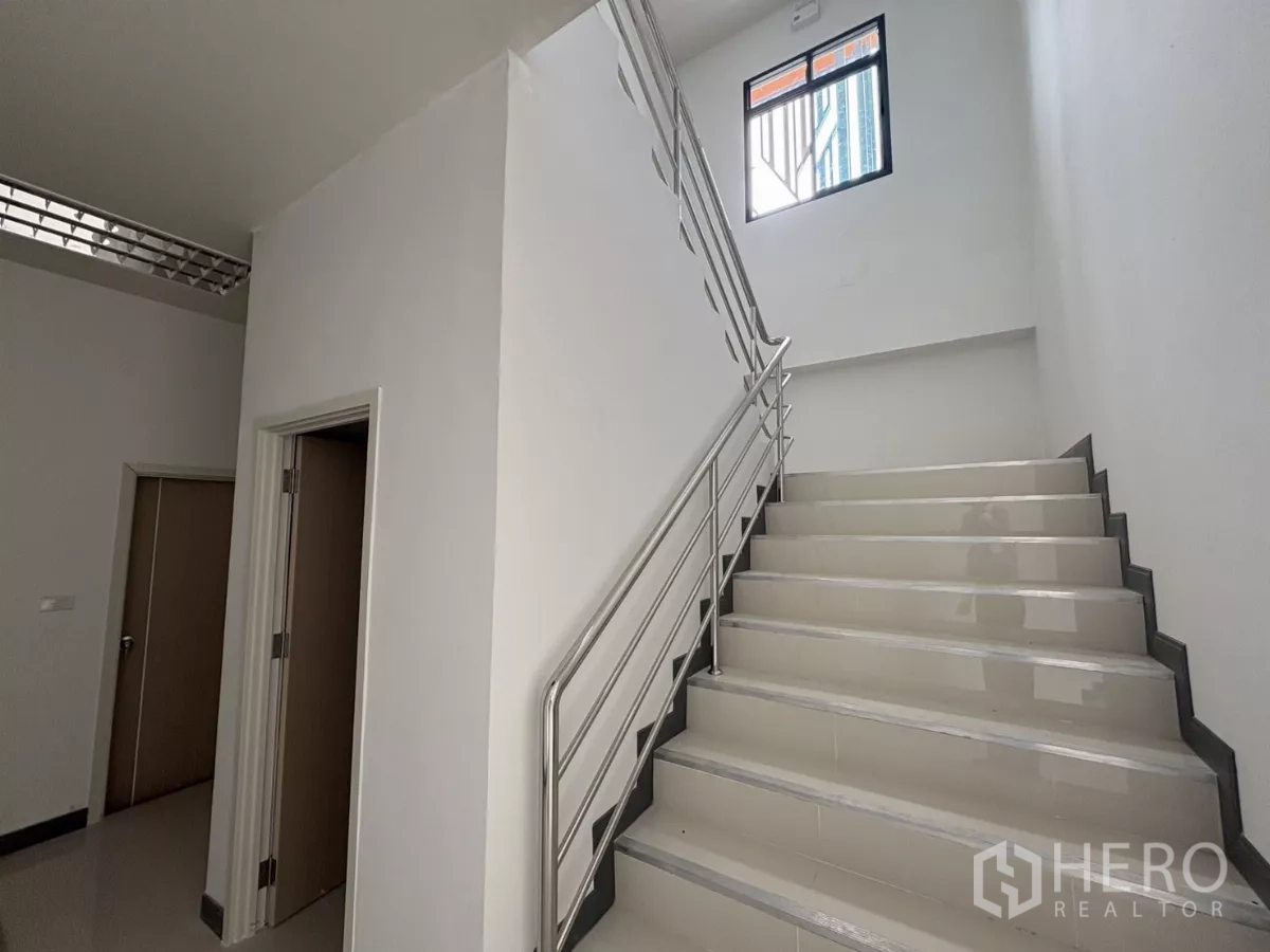 Factory for rent in Bang Pakong, Chachoengsao - Clean stairwell with stainless handrails connecting office levels.